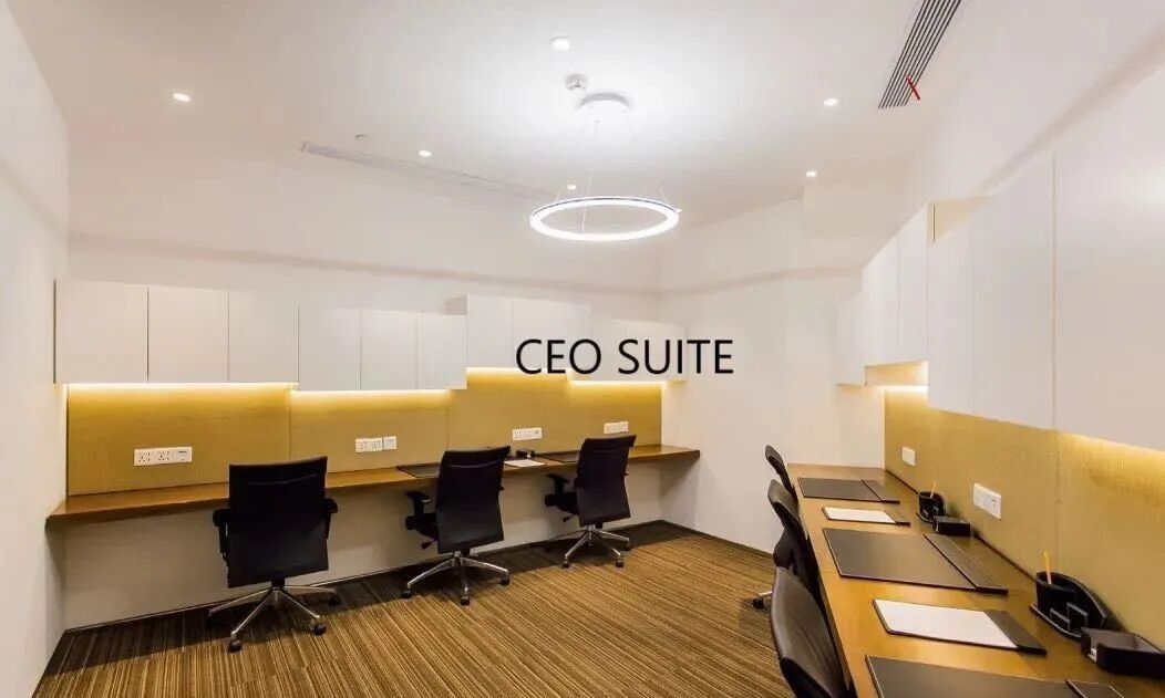 CEOSUITE CEO办公室，木质办公桌与环形吊灯